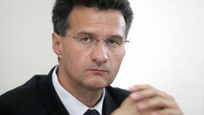 Po Cviklovih besedah fotokopirni stroj v prostorih, kjer se hranijo tudi tajni p