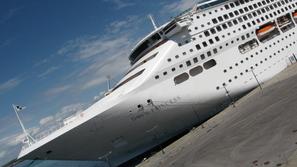 Ladja v pristanišču