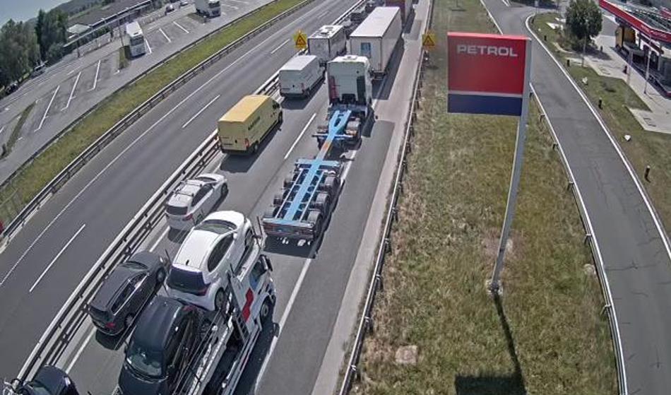 Prometna nesreča zaprla avtocesto, pred predorom nastaja dolg zastoj