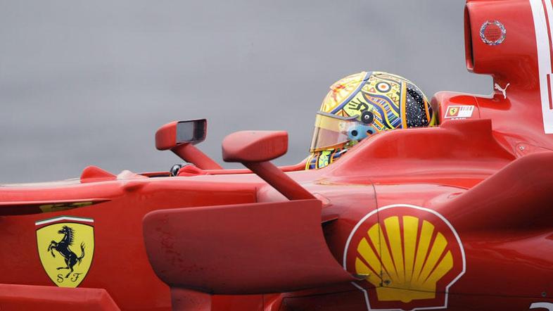 Valentino Rossi je bil na testiranjih s starim Ferrarijem zelo hiter. (Foto: Reu