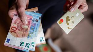 denar, bankovci, gotovina, bančna kartica