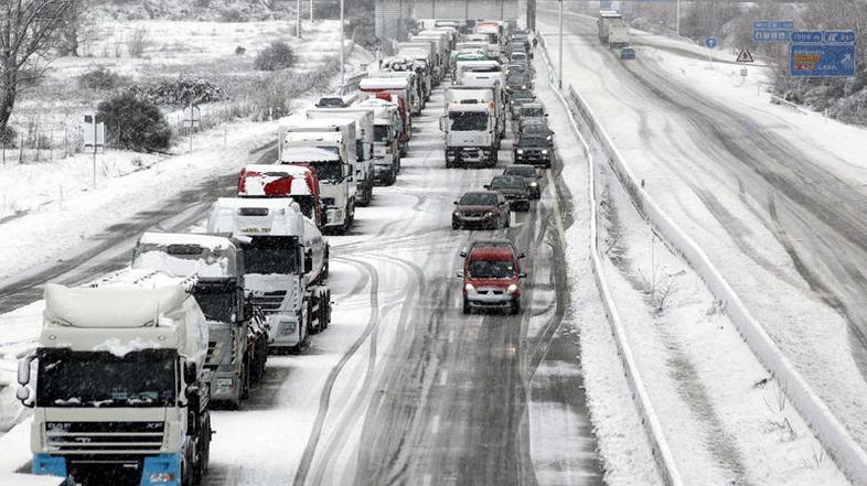 Prometni kaos na cestah na severu Španije. (Foto: EPA)