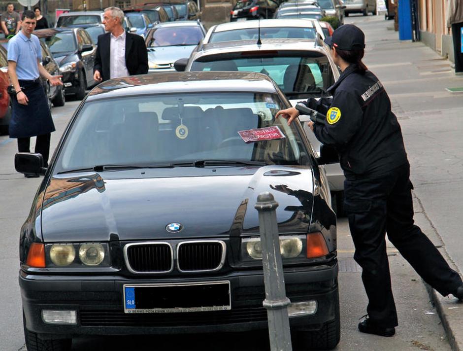 Če je parkirna ureditev v Celju strožja kot v Laškem, se tudi v Celju še najdejo | Avtor: Žurnal24 main