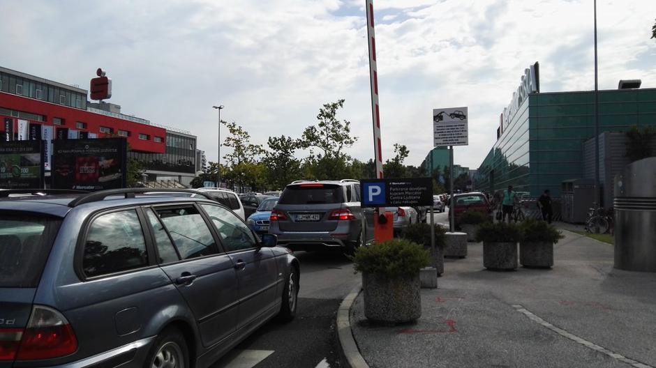 Gneča ob odprtju prenovljenega Mercator Centra | Avtor: bralka