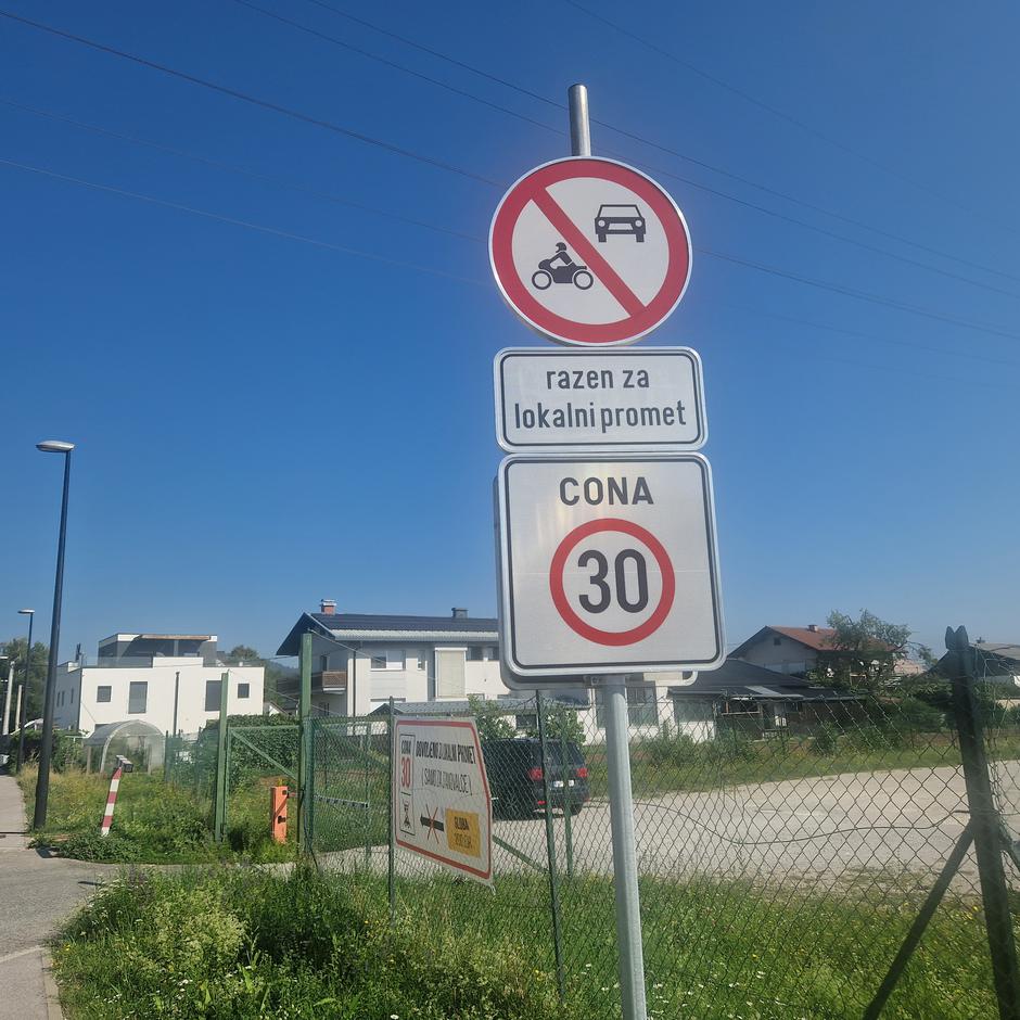 Prometni znak za lokalno cesto. | Avtor: Žurnal24 
