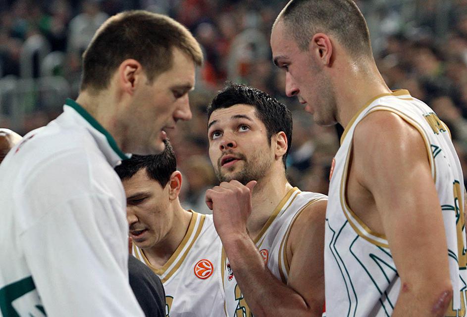 Sašo Ožbolt (v sredini) v Podgorici ni mogel pomagati soigralcem, saj je bil ods