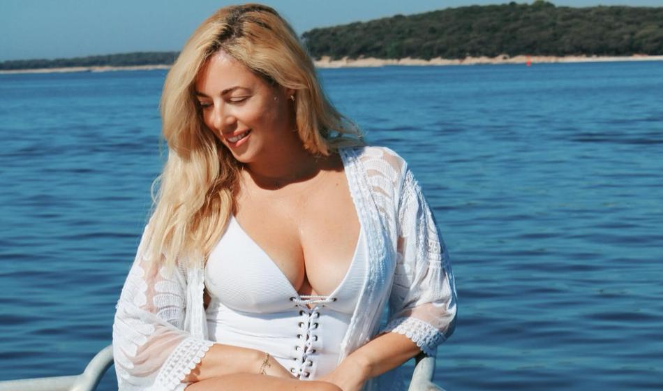 Ne boste verjeli, kaj je na plaži počela lepa Ana Tavčar