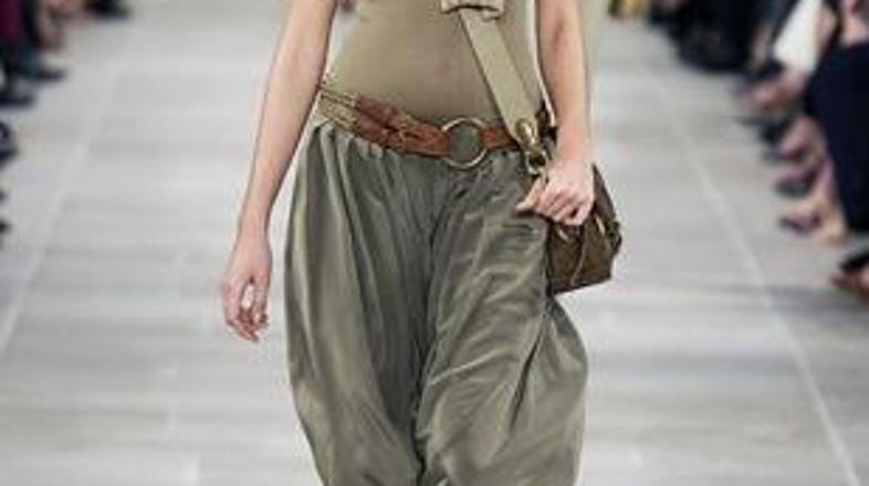 S harem hlačami ustvarite sproščen videz.