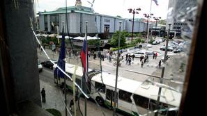 protesti študenti dz parlament škoda okna