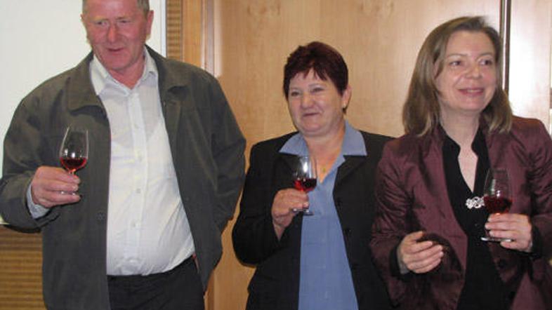 Novi kralj Andrej Tratar z ženo in enologinja Katarina Merlin, na katere nasvet 