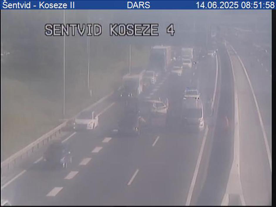 Prometna nesreča na koncu gorenjske avtoceste pred predorom Šentvid | Avtor: pic