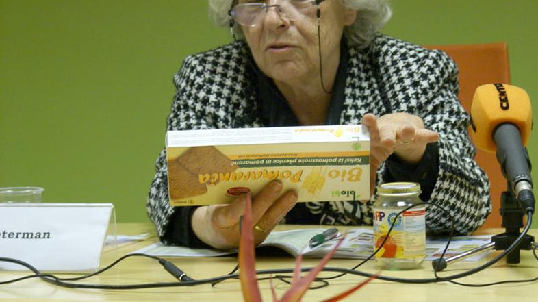 Marjana Peterman je pokazala, kako mora biti na izdelku označeno, kaj je ekološk