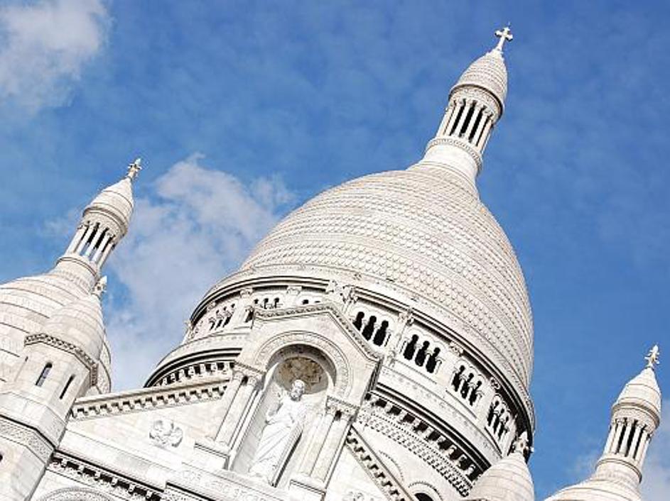 K baziliki Sacré-Cœur vsak dan roma na tisoče turistov.