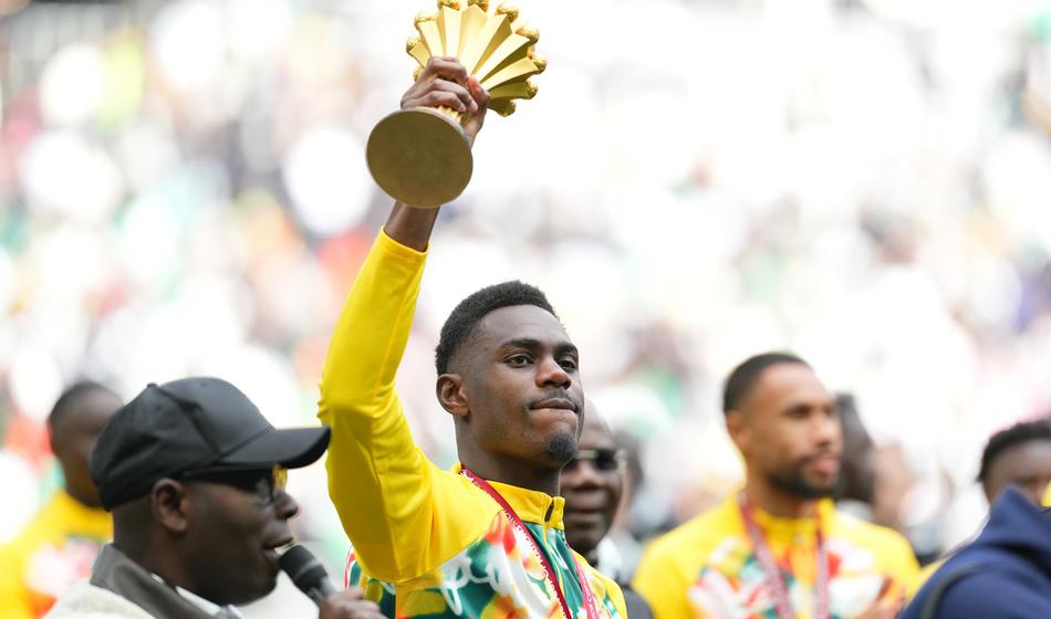 Kakšna zmešnjava! Pokal so jim odvzeli, a ga ponosno razkazujejo