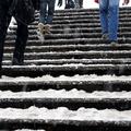 nevarna hoja po stopnišču sredi zime
