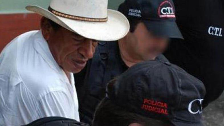 Alvarez trdi, da Alba ni njegova hči in da je bil njun odnos sporazumen.