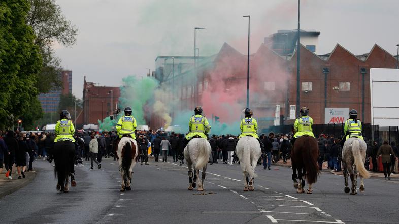 Manchester United navijači protesti Old Trafford policija