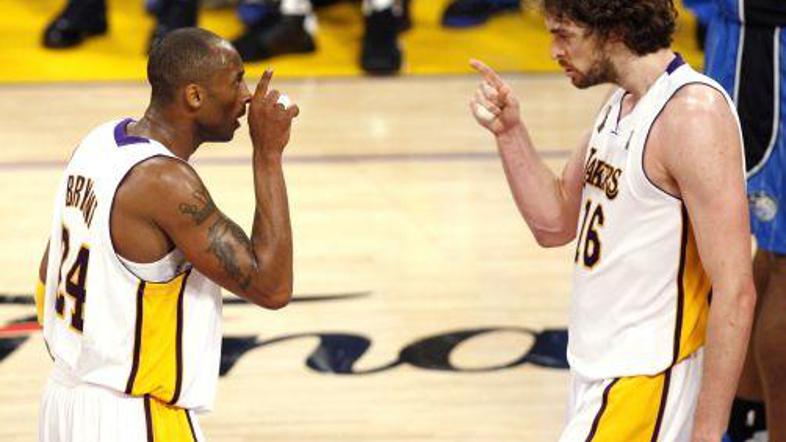 Dvojec Bryant-Gasol je skupaj dosegel več kot polovico točk Jezernikov.