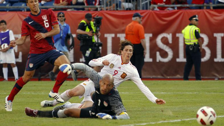 Fernando Torres je v 73. minuti takole premagal ameriškega vratarja Tima Howarda