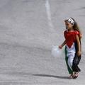 Deklica, oblečena v palestinsko zastavo.