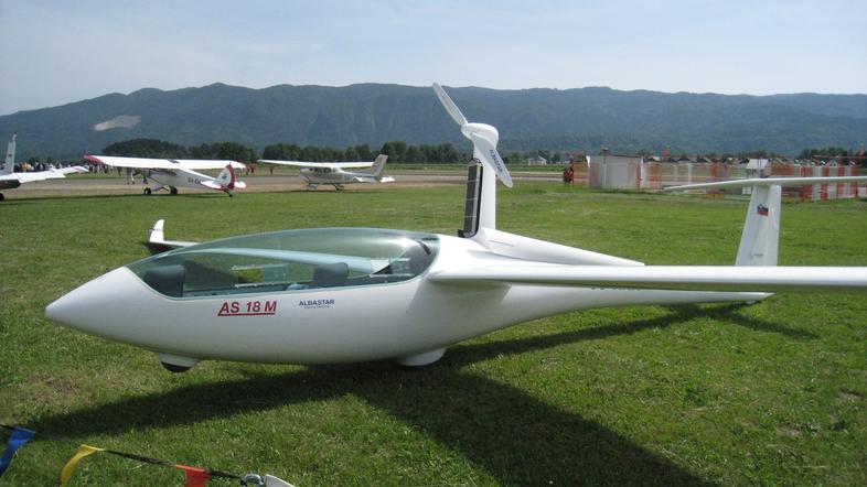 Občina Radovljica naj bi Aeroklubu Lesce dala v najem 15 letal, od tega tri moto