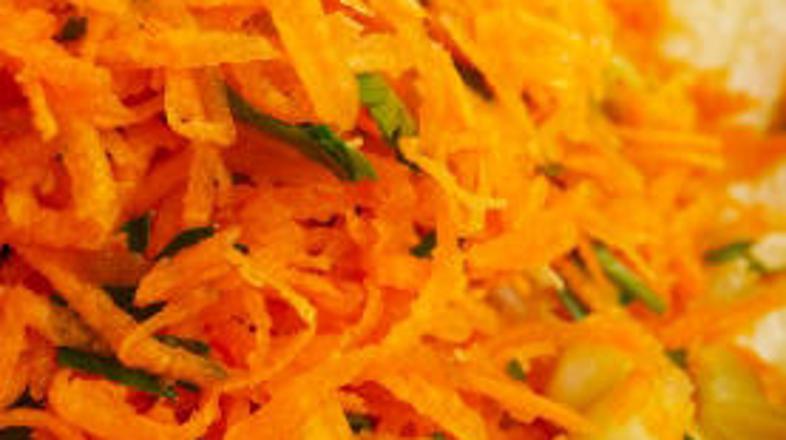 Mavrični solati barvo dajejo korenje, jabolko, neolupljene bučke in rukola.