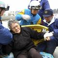 80-letna Sumi Abe, ki so jo po devetih dneh rešili izpod ruševin. (Foto: EPA)