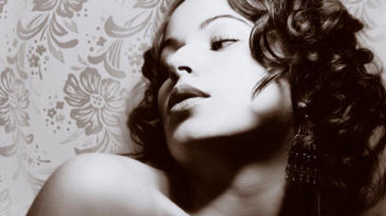 Skodrani lasje so nagnjeni k poroznosti in posledično tudi lomljivosti.