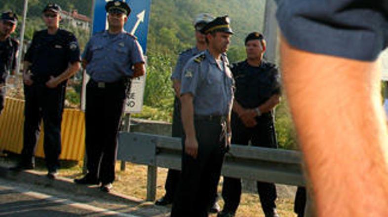 Novinarje je obstopilo šest hrvaških policistov.