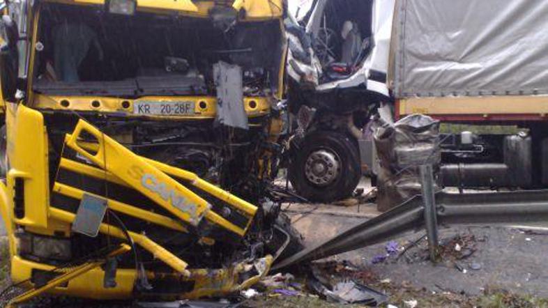 V silovitem trčenju pri Mednem sta bila oba tovornjaka povsem uničena.