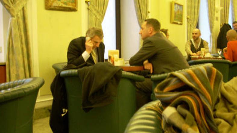 Vodušek je do lokala v Žusterni prišel prek prijateljevanja s Popovičem; srečuje