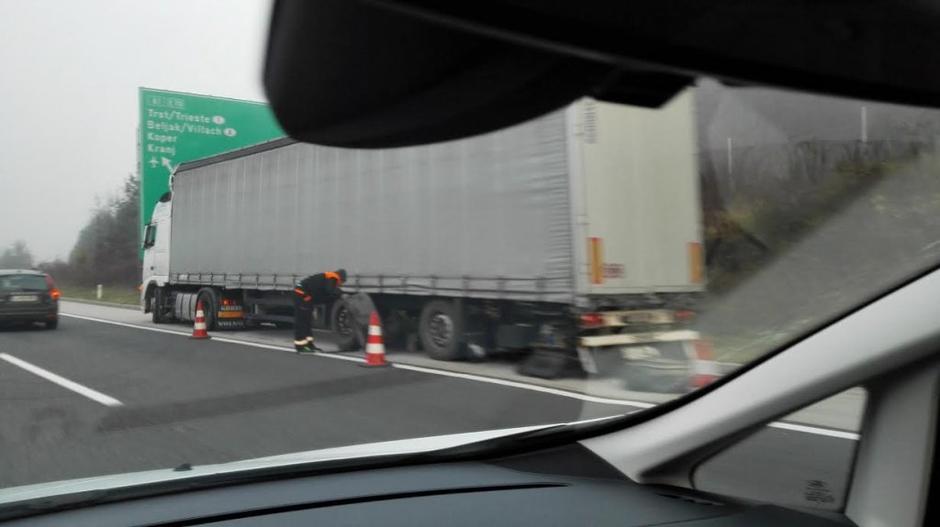 Tovornjak ob avtocedsti | Avtor: Bralka