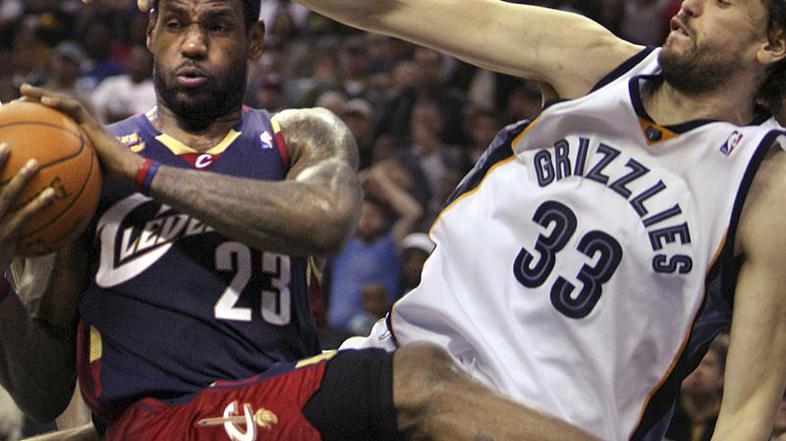 LeBron James je imel premalo pomoči od soigralcev. (Foto: Reuters)