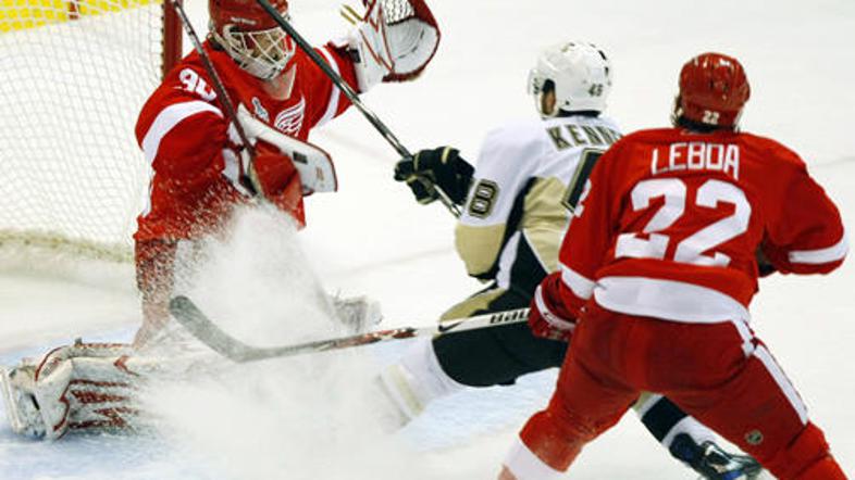 Detroit je izkoristil prednost domačega ledu na prvi tekmi finala.