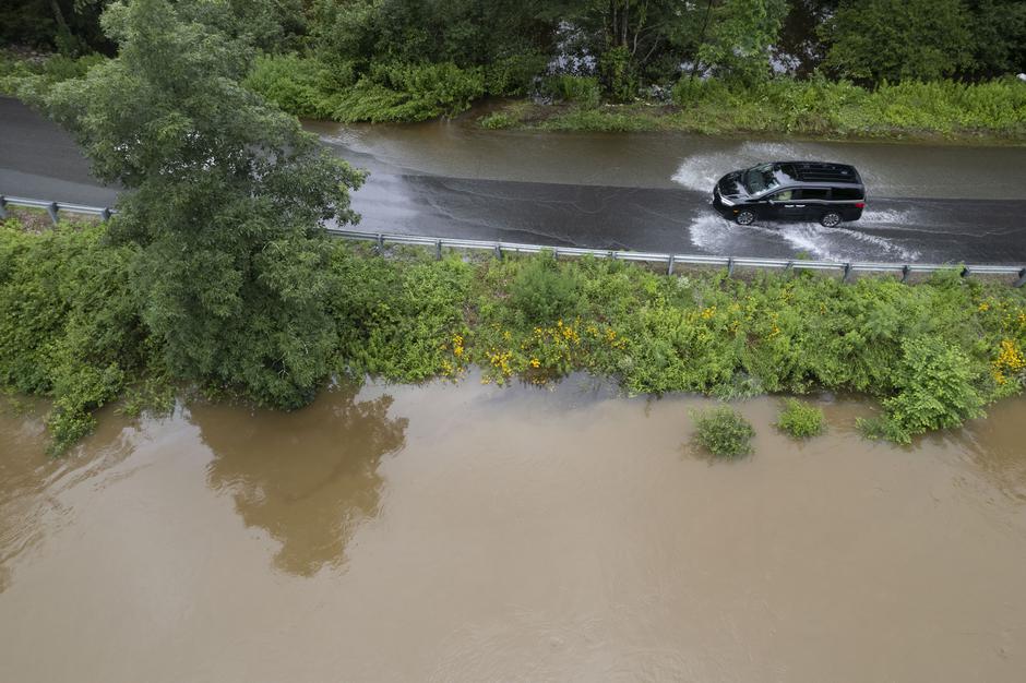 dež avtomobil poplave | Avtor: Epa