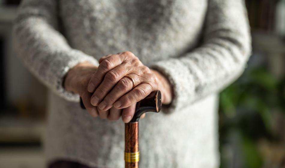88-letna ženska s palico nad sosedo