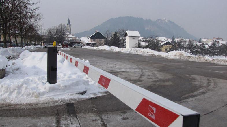 En evro stane ura parkiranja na parkirišču na Likozarjevi ulici; prva ura je bre