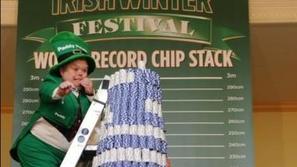 Pred hotelom v Dublinu je zrasel rekordno visok "žetonski stolp". (Foto: Pokerne