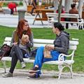 Slovenija 23.05.2013, mladi punci malicata na klopci na Kongresnem trgu v centru