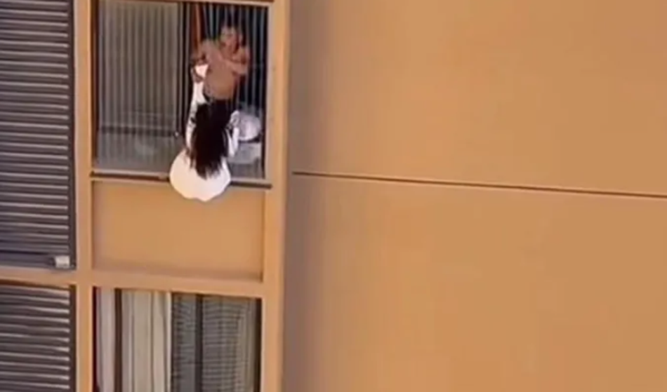 V strahu pred ženo je ljubimko porinil skozi okno