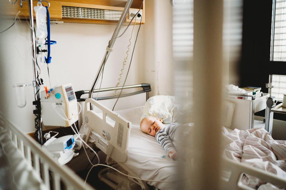 Otrok s covid-19 v bolnišnici | Avtor: Profimedia