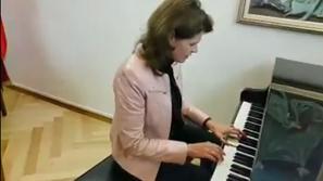 Alenka Bratušek igra klavir