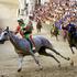 Silvano Mulas iz Selve jaha na tradicionalni dirki Palio v Sieni.