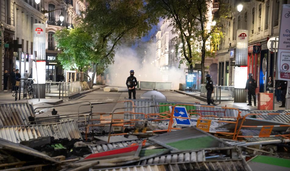 Francija zaostruje ukrepe: policijska ura in izredne razmere po nasilnih protestih