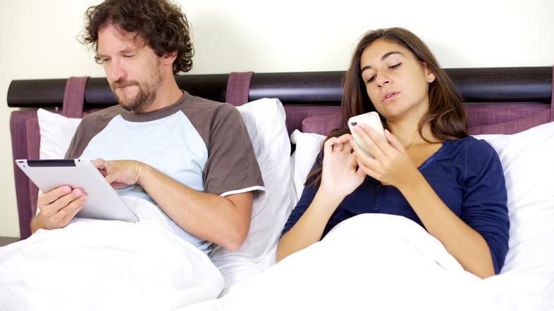 V postelji z ipadom
