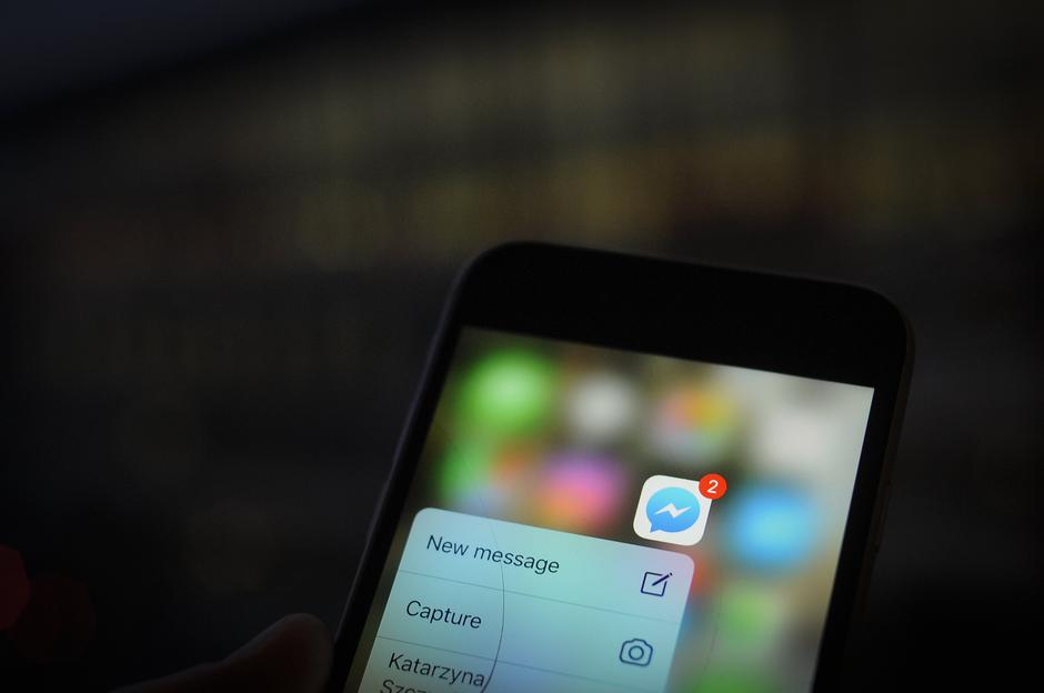facebook messenger mobilni telefon | Avtor: Profimedia