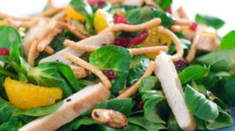 Solato lahko obogatite z rezinami pršuta ali popečenega piščančjega fileja.