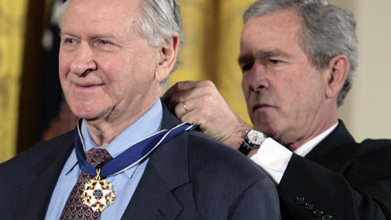 William Safire med odlikovanjem leta 2006. Prejel je predsedniško medaljo za svo