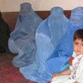 V skladu s tradicijo in verskimi običaji je večina afganistanskih žensk oblečeni
