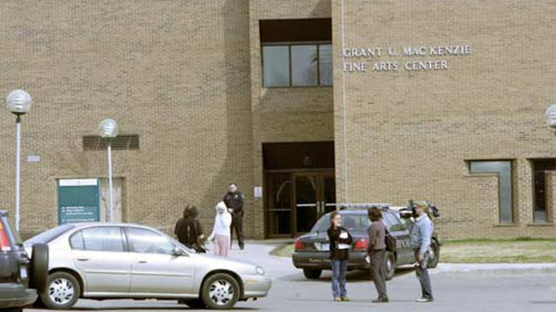 Policija je zavarovala stavbo, v kateri je prišlo do streljanja.